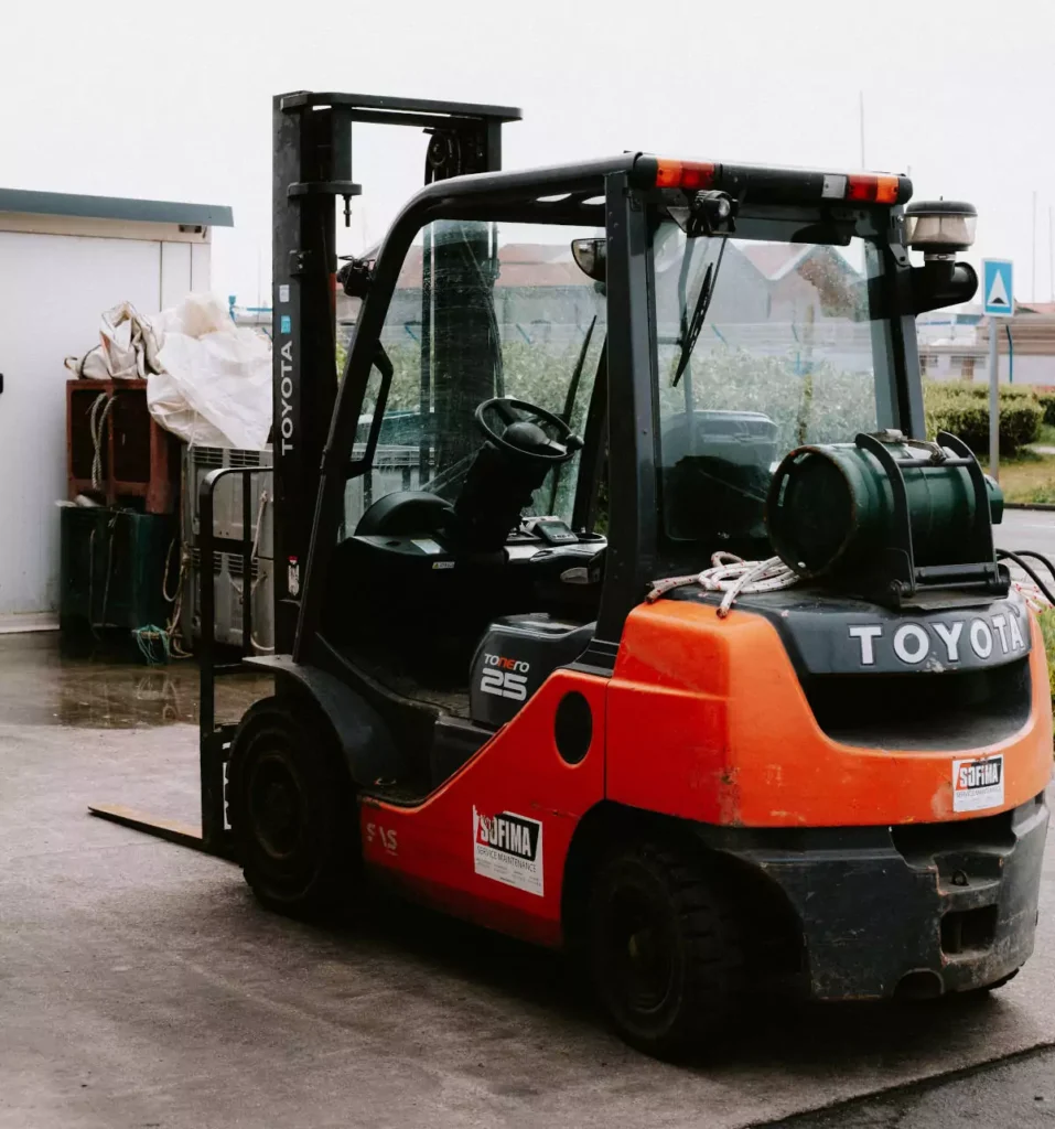 Forklift tonero 25 on a yard - photo by Mathias Reding on Pexels