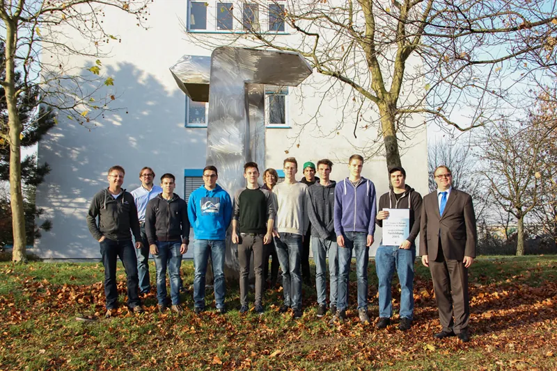 Das gesamte Ausbildungsteam mit Ivo Runge (rechts außen) von der IHK Karlsruhe.