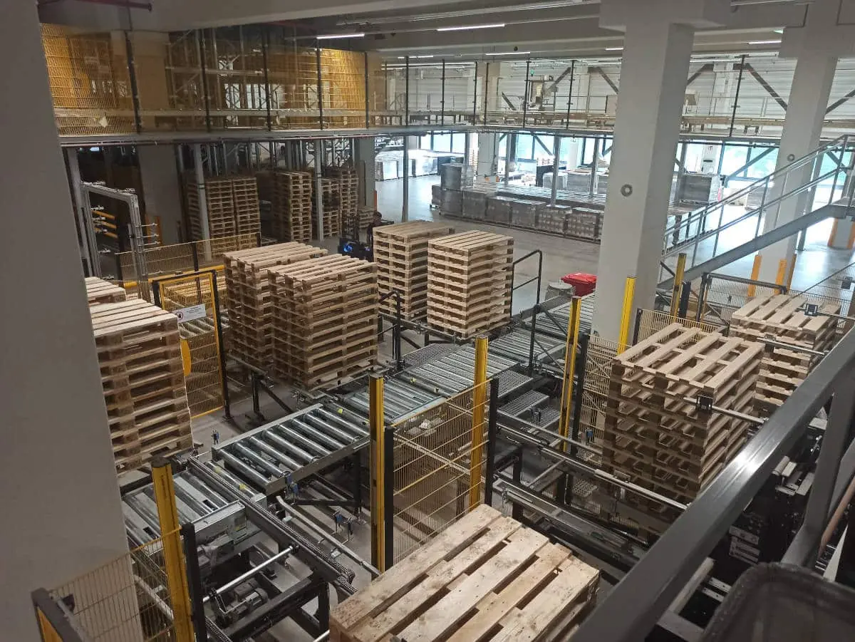 Pallets on materials handling technology in the GRASS central distribution center in Hohenems