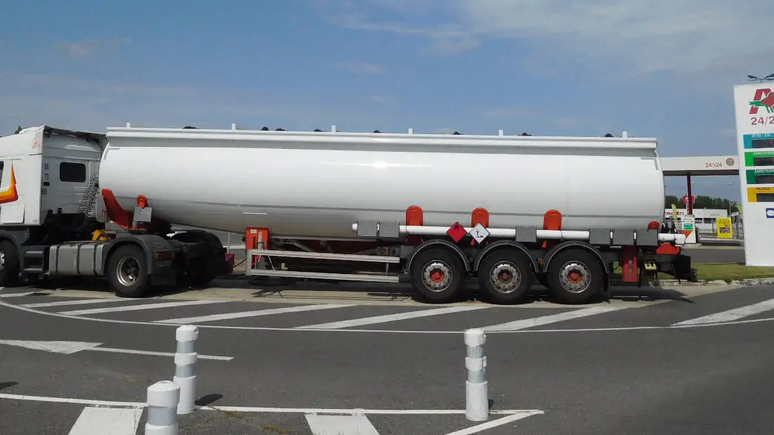 Cjp24 (https://commons.wikimedia.org/wiki/File:Scania_R440,_fuel_tank_truck.jpg), „Scania R440, fuel tank truck“, https://creativecommons.org/licenses/by-sa/4.0/legalcode