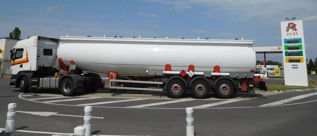 Cjp24 (https://commons.wikimedia.org/wiki/File:Scania_R440,_fuel_tank_truck.jpg), „Scania R440, fuel tank truck“, https://creativecommons.org/licenses/by-sa/4.0/legalcode