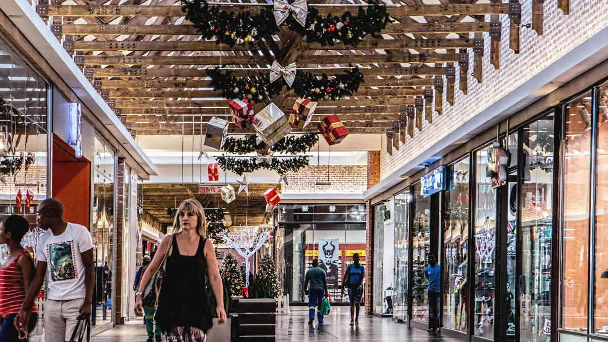 Shoppingcenter werden in die Logistik via Paketstationen mit eingebunden.